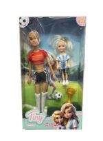 MUÑECA TINY Y LUCY FUTBOLISTAS CON PELOTA Y COPA COD 55854 NARAN